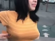 Ela tira a roupa nua no meio da rua