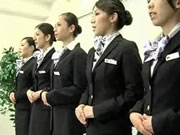 Aeromoça do Japão demonstra procedimentos adequados de RCP
