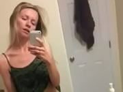 Loira minúsculo adolescente brincar com buceta