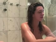 Menina que joga no chuveiro