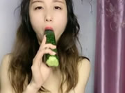 Garota chinesa viva com pepinos e masturbação de dedos