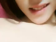 Menina bonita asiática em webcams